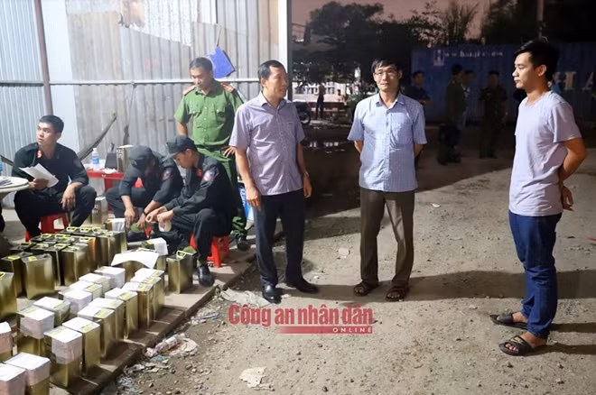 Đại tá Lê Văn Tuyến – Giám đốc Công an tỉnh Đắk Nông (thứ ba từ phải sang) trực tiếp chỉ đạo bắt quả tang các đối tượng đang pha trộn dung môi để tạo thành xăng RON 95 giả tại kho của Đinh Chí Dũng.