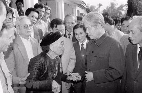 Tổng Bí thư Đỗ Mười nói chuyện thân mật với nhân dân xã Lê Lợi, huyện Thường Tín (Hà Tây cũ), ngày 1/11/1992. Nguồn ảnh: TTXVN