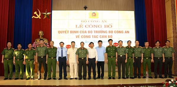 Lãnh đạo Tỉnh ủy, UBND tỉnh Quảng Ninh và Ban Giám đốc Công an tỉnh Quảng Ninh chúc mừng Đại tá Nguyễn Ngọc Lâm