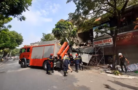 Chỉ vì rơi tấm biển quảng cáo mà ngôi nhà số 56 Hàng Bông đã đổ sập hoàn toàn.