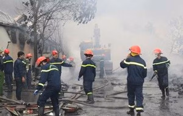 Lực lượng chức năng tại hiện trường vụ cháy.