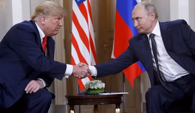 Tổng thống Donald Trump (trái) và người đồng cấp Vladimir Putin. (Ảnh: AP)