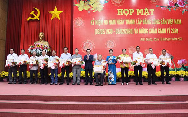 Trao Huy hiệu Đảng cho các đảng viên lão thành tại buổi họp mặt sáng 18-1.