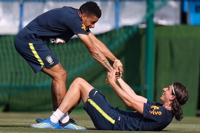 Taison cùng Filipe Luis vừa tập luyện vừa cười đùa với nhau trên sân tập.
