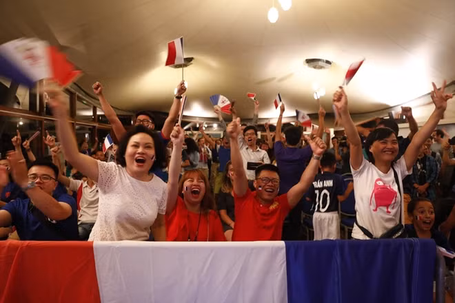 Phút thứ 13 của trận đấu, Mbappe bị đốn ngã trong vòng cấm. Trọng trách đặt vào đôi chân của Griezmann và anh đã không phụ sự kỳ vọng. Giây phút trái bóng xuyên thủng lưới thủ thành Argentina cũng chính là giây phút cả Đại sứ quán Pháp vỡ òa trong hạnh phúc.
