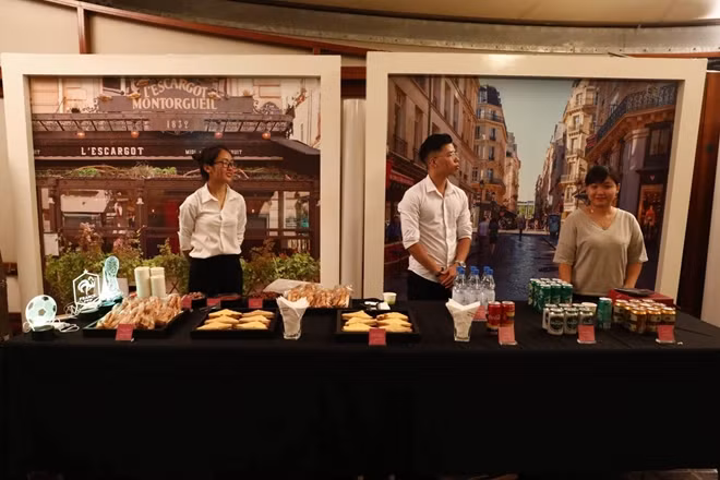 Một bàn thức ăn nhẹ cùng đồ uống được Đại sứ quán Pháp chuẩn bị để phục vụ các khán giả tới xem bóng đá.
