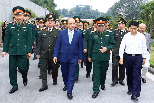 Thủ tướng Nguyễn Xuân Phúc cùng đoàn công tác kiểm tra công tác tu bổ định kỳ Lăng Chủ tịch Hồ Chí Minh. Ảnh: TTXVN