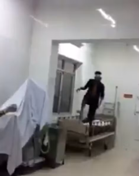 Thanh niên tập võ trên giường bệnh.