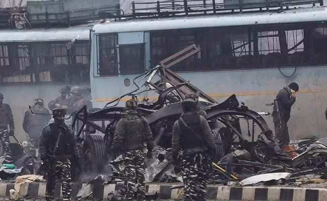 Hiện trường vụ đánh bom xe đẫm máu ở Kashmir.