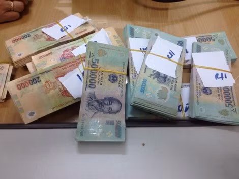 Vàng và tiền là tang vật của vụ án đặc biệt này.