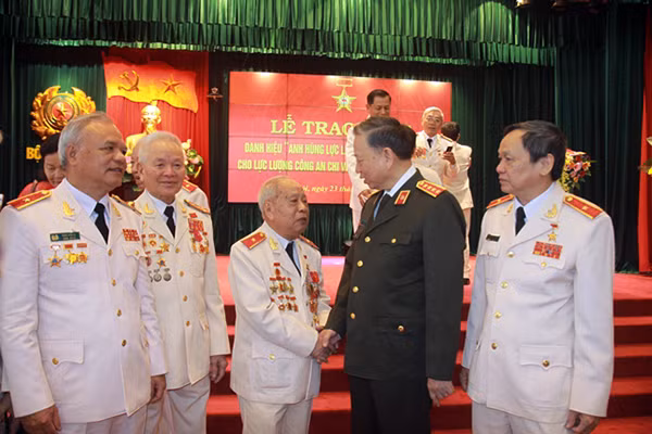 Bộ trưởng Tô Lâm ân cần thăm hỏi sức khỏe và trò chuyện với các đồng chí cán bộ Công an chi viện miền Nam tại buổi Lễ