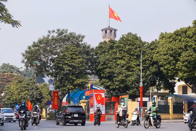 Đường phố Thủ đô khang trang, rực rỡ hơn để chào mừng Đại hội đại biểu toàn quốc lần thứ XIII của Đảng.