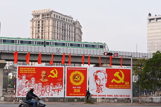 Chuyến tàu điện trên cao chạy lướt qua những pano, áp phích rực rỡ chào mừng Đại hội XIII của Đảng trên phố Hoàng Cầu.