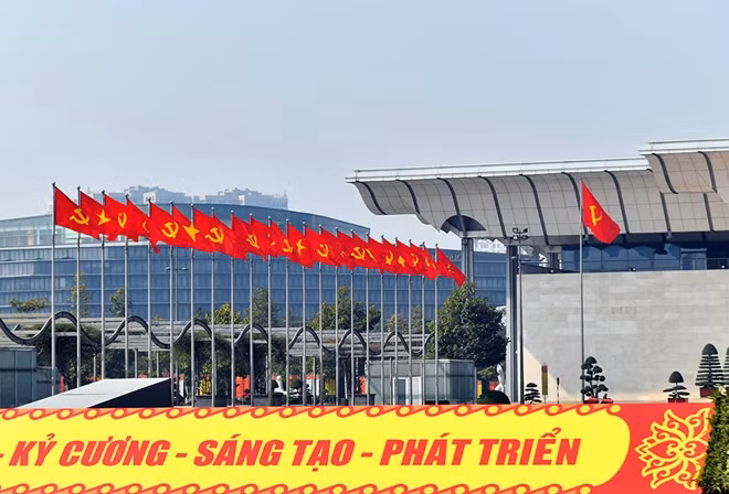 Khắp cửa ngõ vào thủ đô, khu vực trung tâm, đường phố chính của Hà Nội đều được trang hoàng nổi bật. Tính đến thời điểm này, công tác tuyên truyền, cổ động trực quan trên địa bàn thủ đô đã cơ bản hoàn thành với 44 cụm panô cố định tấm lớn, quốc kỳ, Đảng kỳ… tại khu vực nội thành, dải phân cách các tuyến đường khu vực trung tâm, trụ sở cơ quan nhà nước, nhà dân.