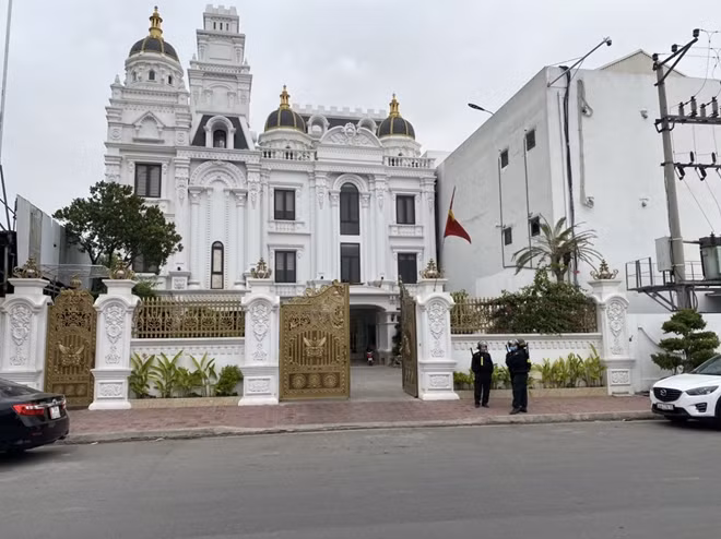 Ban chuyên án thực hiện lệnh khám xét nhà đối tượng Hoàng Văn Trưởng