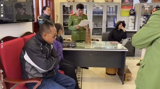 Cơ quan CSĐT Công an TP Hải Dương thực hiện lệnh khám xét