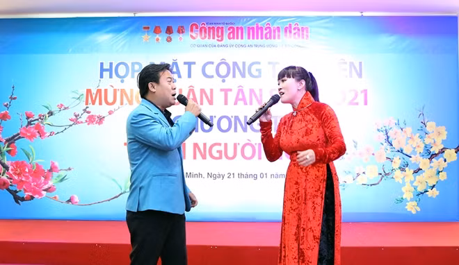 Một số tiết mục văn nghệ chào mừng buổi họp mặt.