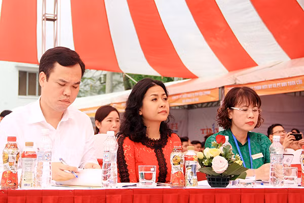 Bà Trần Uyên Phương và những khách mời là đại diện các cơ quan ban ngành tham dự chương trình. Bà Trần Uyên Phương và những khách mời là đại diện các cơ quan ban ngành tham dự chương trình.