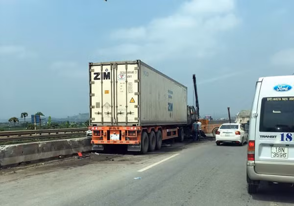 Xe cotainer mất lái lao vào dải phân cách trước khi bốc cháy. Ảnh: L.N.