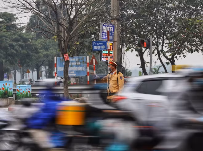 Cán bộ chiến sĩ Đội CSGT số 14 đã có một ngày làm việc vất vả nhưng hiệu quả khi đảm bảo giao thông thông suốt tại cửa ngõ phía Nam Thủ đô.
