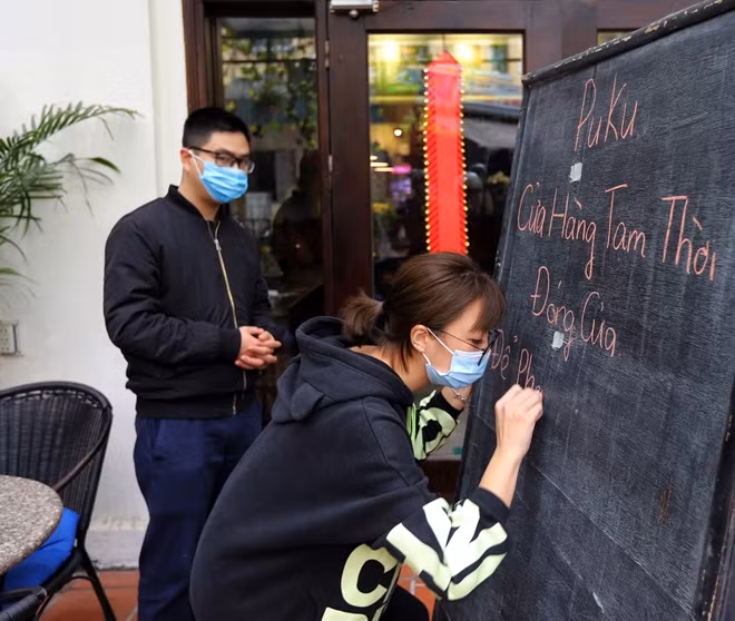 Một cửa hàng viết thông báo tạm dừng hoạt động từ ngày hôm nay 16/2.