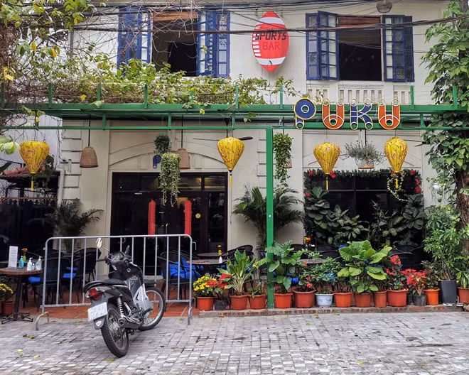 Tiếp tục ghi nhận tại khu vực phố ẩm thực thuộc địa bàn phường Hàng Bông (Hà Nội), các quán xá, hàng ăn tại đây đều tuân thủ nghiêm lệnh tạm đóng cửa để phòng, chống dịch COVID-19 đang diễn biến phức tạp.