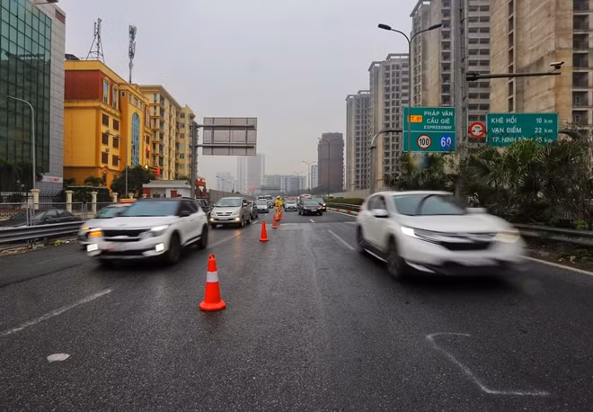 Nhận định người dân sẽ trở về rất đông trong ngày dẫn tới áp lực tăng cao tại các tuyến cao tốc cũng như cửa ngõ vào Thủ đô nên từ sớm, lực lượng CSGT đã tổ chức nhiều tổ công tác với 100% quân số ứng trực điều tiết, phân luồng giao thông.