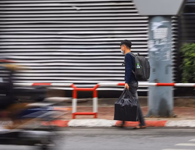 Người dân trở về Hà Nội sau kỳ nghỉ Tết Nguyên đán.