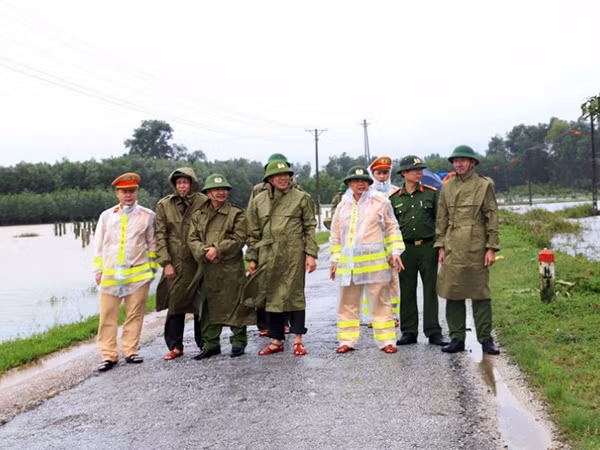 Giám đốc Công an tỉnh Hà Tĩnh kiểm tra tình hình mưa lũ tại xã Lộc Yên, huyện Hương Khê
