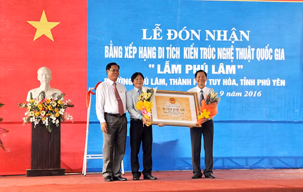 Ông Huỳnh Tấn Việt - Bí thư Tỉnh ủy Phú Yên trao trao bằng xếp hạng di tích kiến trúc nghệ thuật quốc gia “Lẫm Phú Lâm” cho đại diện Sở văn hóa thể thao – du lịch Phú Yên và UBND TP Tuy Hòa