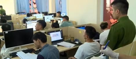 Bên trong là sòng bạc.