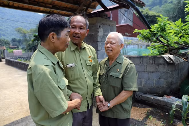 Những người cựu binh xe tăng nhắc nhau giữ gìn sức khỏe để có nhiều dịp gặp gỡ đồng đội.