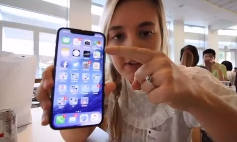Hình ảnh chiếc iPhone X trên tay Brooke Amelia Peterson. Hình ảnh chiếc iPhone X trên tay Brooke Amelia Peterson.