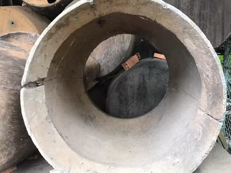 Chiếc trống cổ được làm từ một thân cây cổ thụ nguyên vẹn.