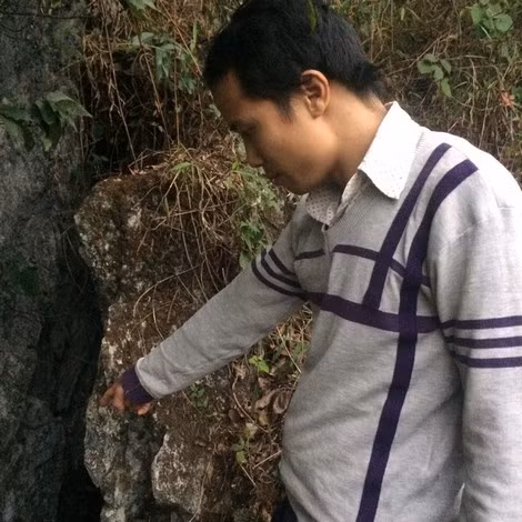 Miệng hang đi xuống nhỏ hẹp nằm ngay dưới chân núi Kha Mạ.