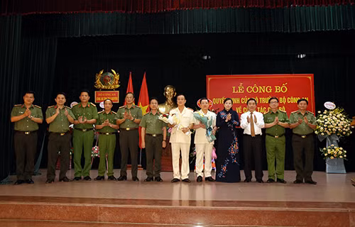 Các đồng chí lãnh đạo và các đại biểu chúc mừng Thiếu tướng Nguyễn Như Tuấn và Đại tá Bùi Đức Hải.