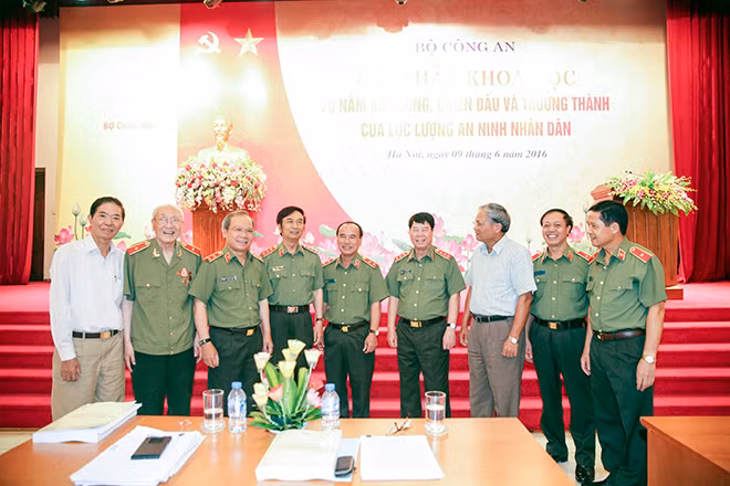 Lãnh đạo Bộ Công an và lãnh đạo Tổng cục An ninh cùng các đại biểu dự Hội thảo khoa học 70 năm xây dựng, chiến đấu và trưởng thành của lực lượng An ninh nhân dân (tháng 6-2016). Lãnh đạo Bộ Công an và lãnh đạo Tổng cục An ninh cùng các đại biểu dự Hội thảo khoa học 70 năm xây dựng, chiến đấu và trưởng thành của lực lượng An ninh nhân dân (tháng 6-2016).