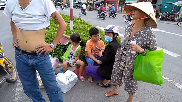 2 cháu bé được người phụ nữ đưa đi khỏi hiện trường sau vụ tai nạn