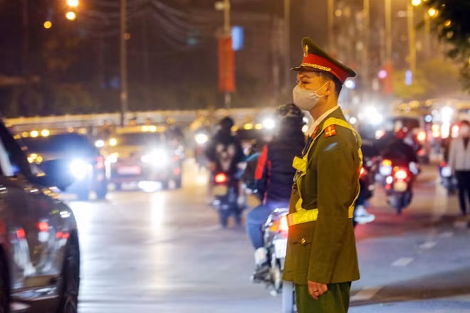 Tại khu vực Công viên Thống Nhất, điểm bắn pháo hoa duy nhất của Hà Nội năm nay, rất đông lực lượng chức năng: Công an, bộ đội, dân phòng, y tế... túc trực làm nhiệm vụ. Trong đêm giao thừa, Công an quận Hai Bà Trưng thực hiện trực 100% quân số, sẵn sàng xử lý các tình huống phát sinh.