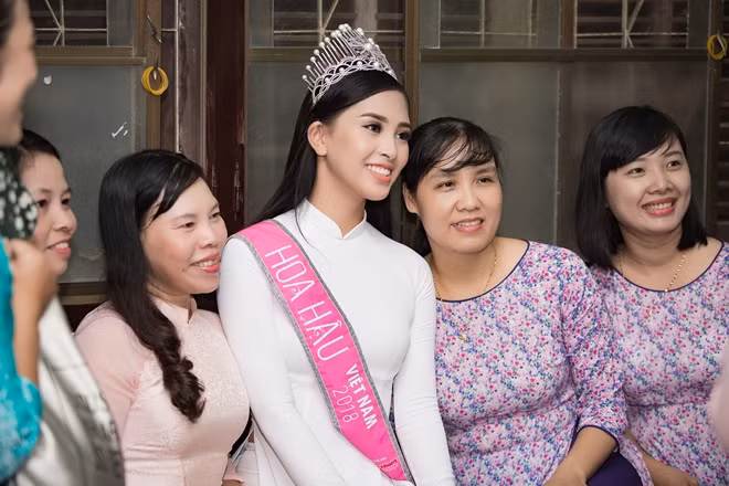 Hoa hậu Việt Nam 2018 bên thầy cô nơi trường cũ