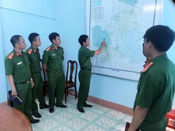 Thiếu tá Nguyễn Quang Trung triển khai kế hoạch phá án.