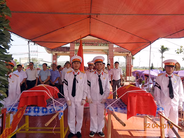 Hàng trăm người dân thôn Lũ Phong tiễn đưa hài cốt hai liệt sĩ về nghĩa trang của xã. Hàng trăm người dân thôn Lũ Phong tiễn đưa hài cốt hai liệt sĩ về nghĩa trang của xã.