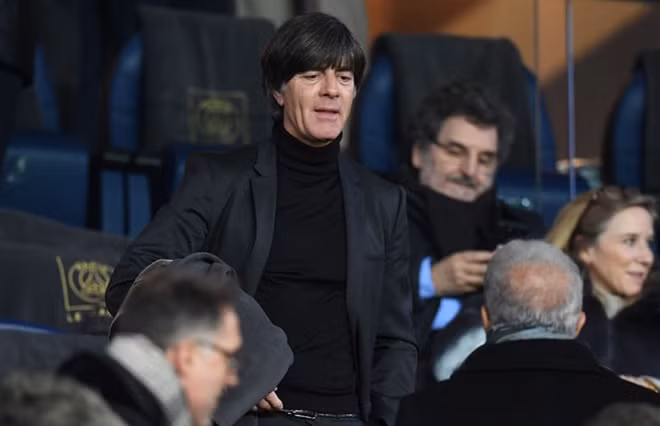 Xếp ở vị trí đầu của bảng xếp hạng đặc này là cái tên Joachim Loew của đội tuyển Đức khi vị thuyền trường này nhận được mức lương 3,31 triệu Bảng/năm. Mức lương trên được cho là xứng đáng với thành tích mà vị HLV này mang tới cho tuyển Đức với hy vọng thêm một lần nữa những cỗ xe tăng Đức bước lên đỉnh vinh quang sau ngôi vô địch ở World Cup 2014.