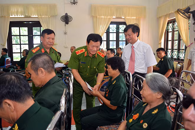 Lãnh đạo Trường Đại học PCCC thăm, tặng quà thương binh nặng.