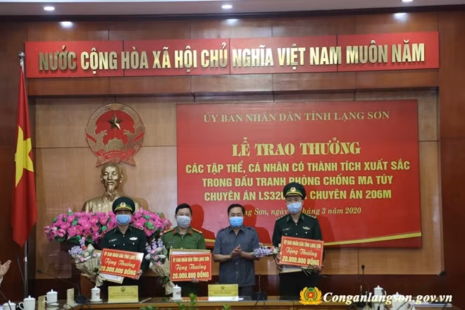 Lực lượng tham gia chuyên án nhận bằng khen của UBND tỉnh.