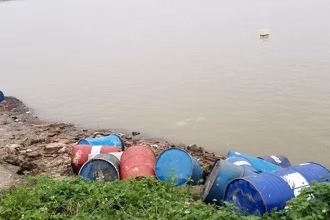 Hiện trường thùng phuy độc hại bị xả trộm xuống sông Hồng.