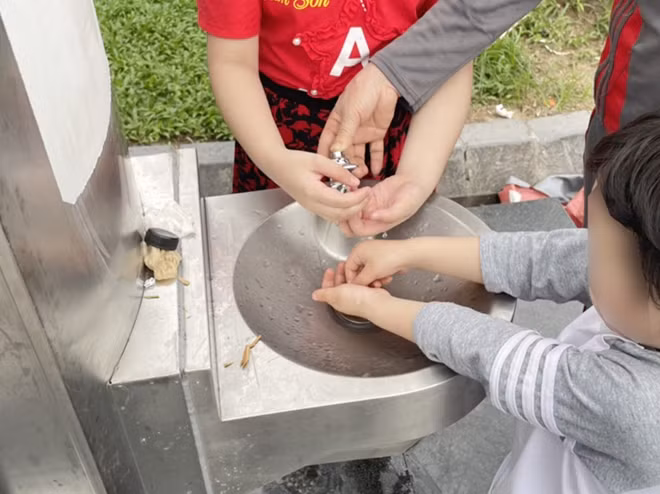 Tuy nhiên, theo ghi nhận của phóng viên, có một bộ phận nhỏ người dân với ý thức kém cùng suy nghĩ đây là nguồn nước miễn phí nên vô tư sử dụng vào những mục đích không phù hợp như rửa mặt hay thậm chí rửa tay chân. Những hình ảnh trên được PV CAND ghi nhận tại phố đi bộ Hồ Gươm.