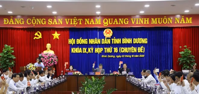 Đại biểu biểu quyết thống nhất miễn nhiệm chức danh Chủ tịch UBND tỉnh Bình Dương khóa IX.