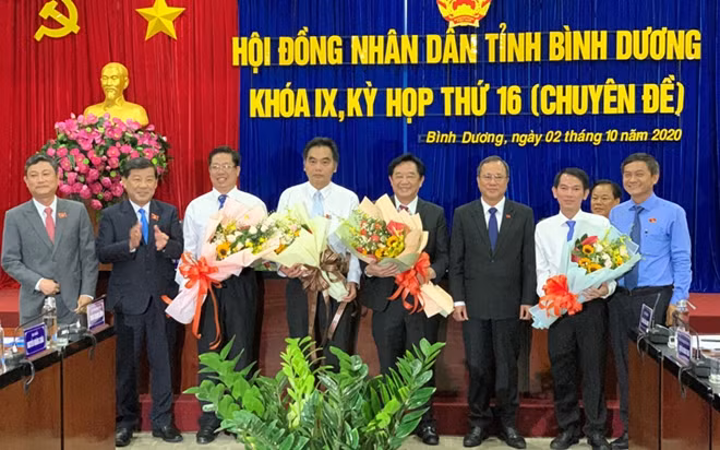 Lãnh đạo tỉnh Bình Dương chúc mừng đồng chí Chủ tịch, Phó Chủ tịch và Ủy viên UBND tỉnh Bình Dương.