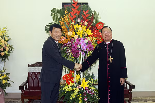 Thứ trưởng Lương Tam Quang tặng hoa chúc mừng Tổng Giám mục Vũ Văn Thiên, Tổng Giám mục giáo phận Hà Nội nhân lễ Giáng sinh 2019